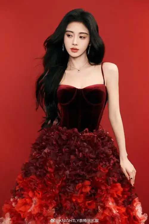 鞠婧祎身穿knightly礼服 "花海" ,演绎极致的奢华.