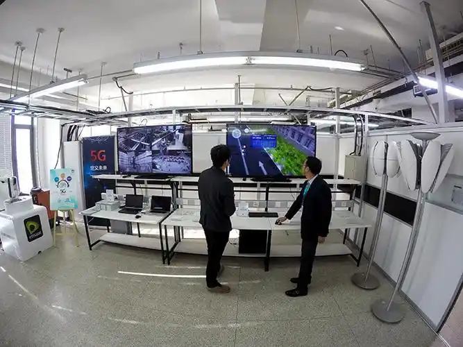 1月7日,工作人员在中国信息通信研究院5g创新实验室内工作.