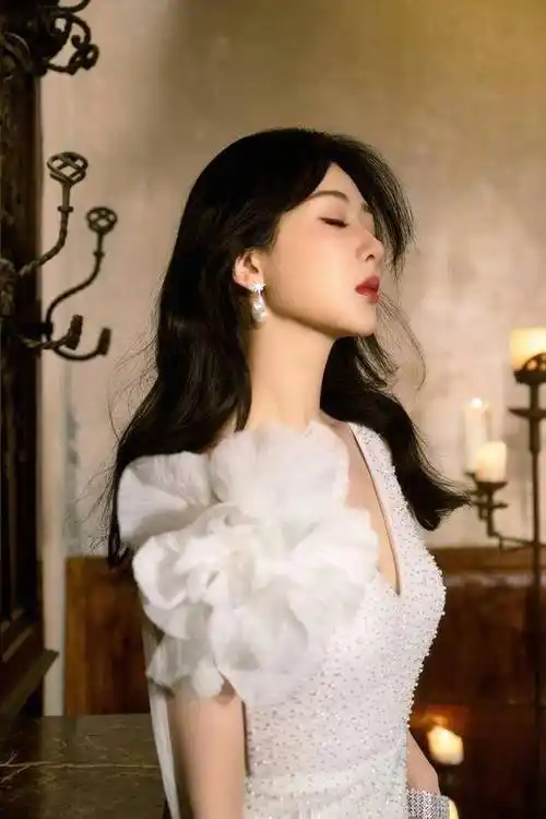 31岁杨紫大胆尺度突破新年写真大片_照片_女性_曲线