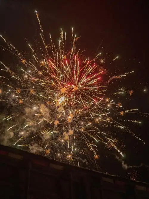 每次看到烟花都有一种过年的感觉