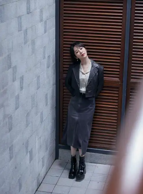 杨紫活动造型大片 皮衣搭配牛仔短裙……__财经头条