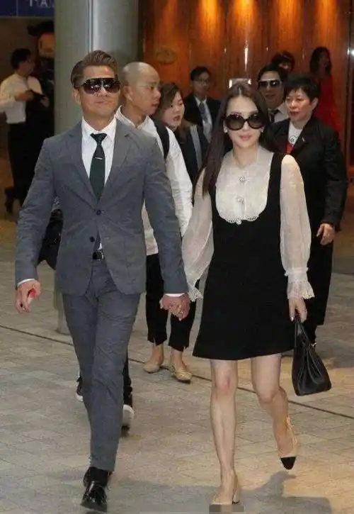 方媛穿短裙晒腿,仰拍看着长,真人实际只有1米5吧?_身高_身材_感觉