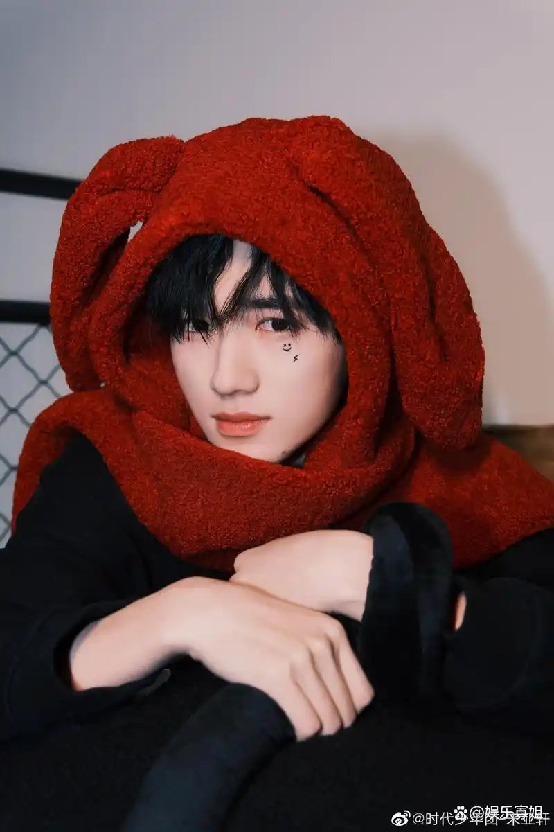 宋亚轩兔耳帽六连拍,毛茸茸的兔耳朵,可爱的小表情,可爱又帅气