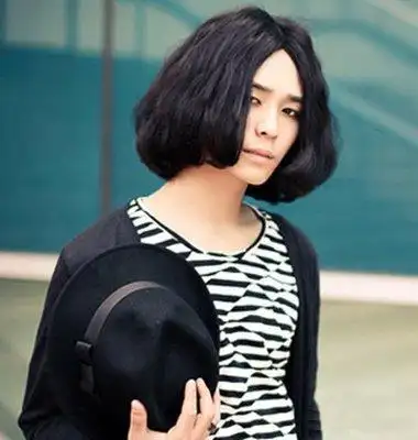 男生中分c型齐肩发发型内扣效果的齐肩发发型,c型的卷发效果,有着微微