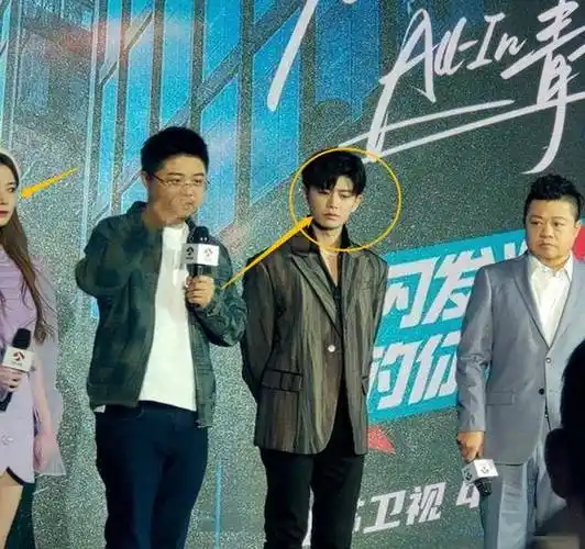 任嘉伦的身高其实不算高,在对比旁边两位嘉宾的时候,身高腿长都不算很