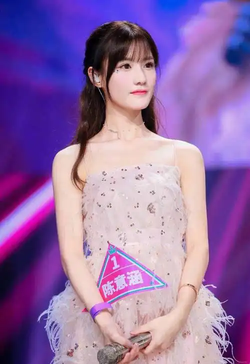 《创造101》第三次公演 陈意涵搭档胡一天上演偶像剧情节