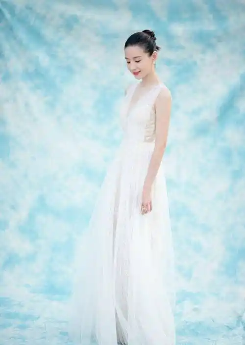 董洁这次失策了,原以为穿"仙女裙"会显美,谁知看着老10岁!
