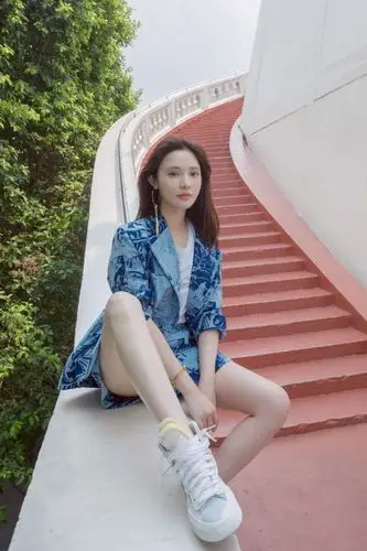 彭小苒真的很高调,背3万8的"酒瓶"出镜,穿衬衫短裤大秀美腿