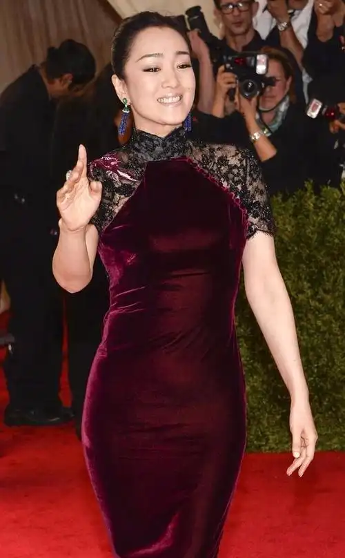 巩俐再次惊艳国际红毯一袭湖蓝旗袍配国风大衣雍容华贵让世界见证东方
