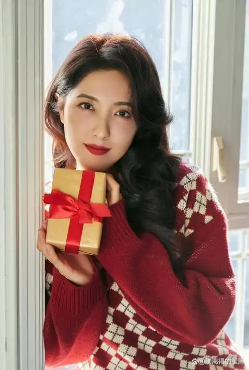 她的外表似乎永远保持着年轻的状态,让人们很难猜出她的真实年龄.