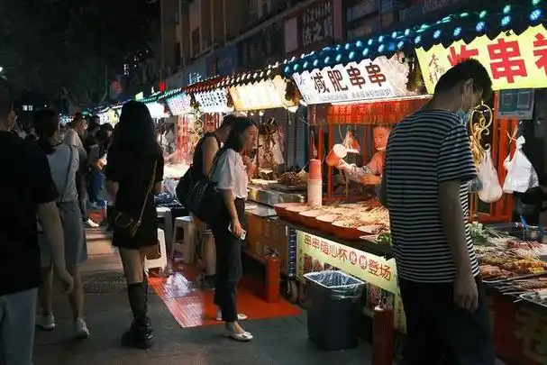 为何网友质疑不信?95后夫妻夜市摆摊日入9000的背后