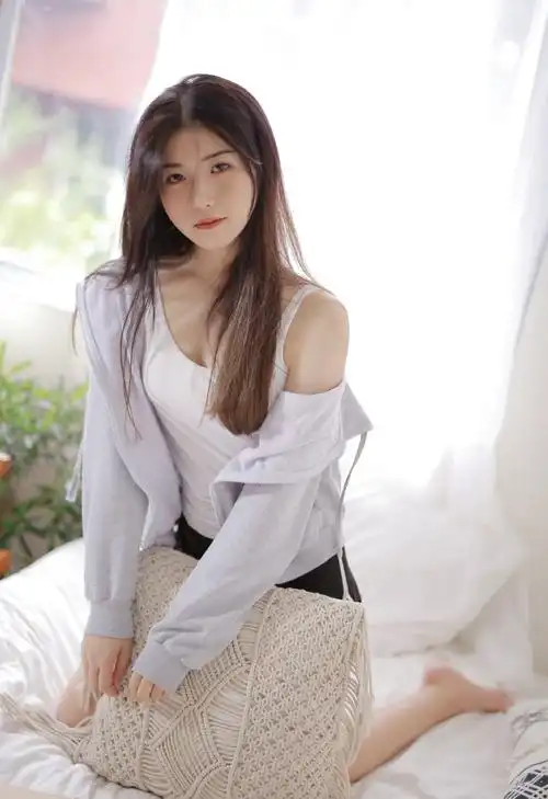 居家美女背心短裤美女诱惑写真