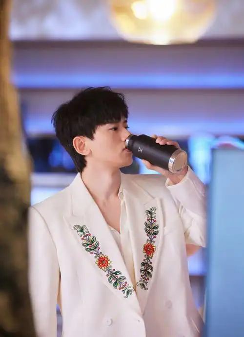 《#时光音乐会#·老友记》,@张杰演唱歌曲《安忍》并和老友@常石磊