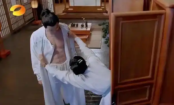 就像是任嘉伦那种"腹部肌肉呈现出塑料感"一样.