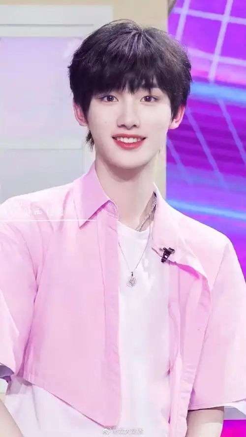 快乐家族成员欢迎丁程鑫加入#以后就是六个人的快乐家族啦!