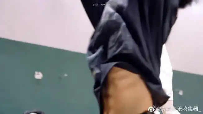 贺峻霖被张真源撩衣服吓到
