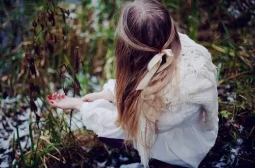 每想你一次,天上飘落一粒沙 伤感失落背影女生唯美图片