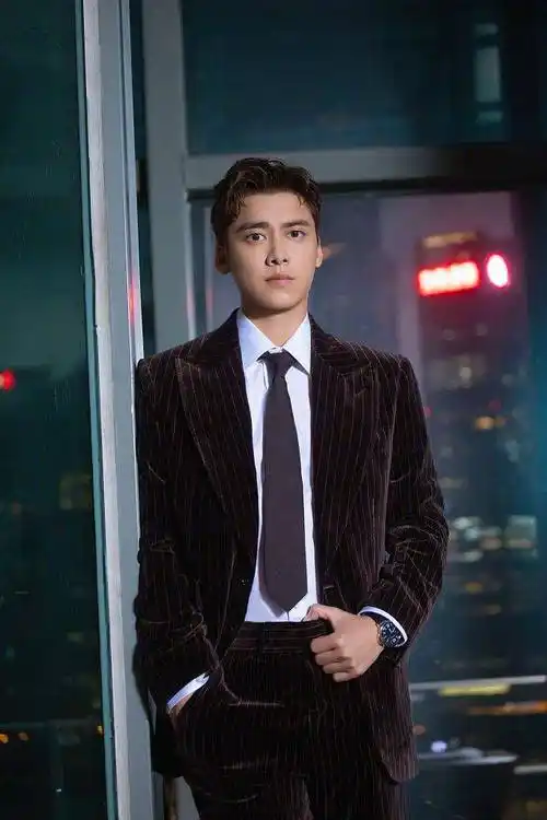 李易峰西装look写真变都市精英 单手插兜"侧颜杀"贵气逼人_绅士