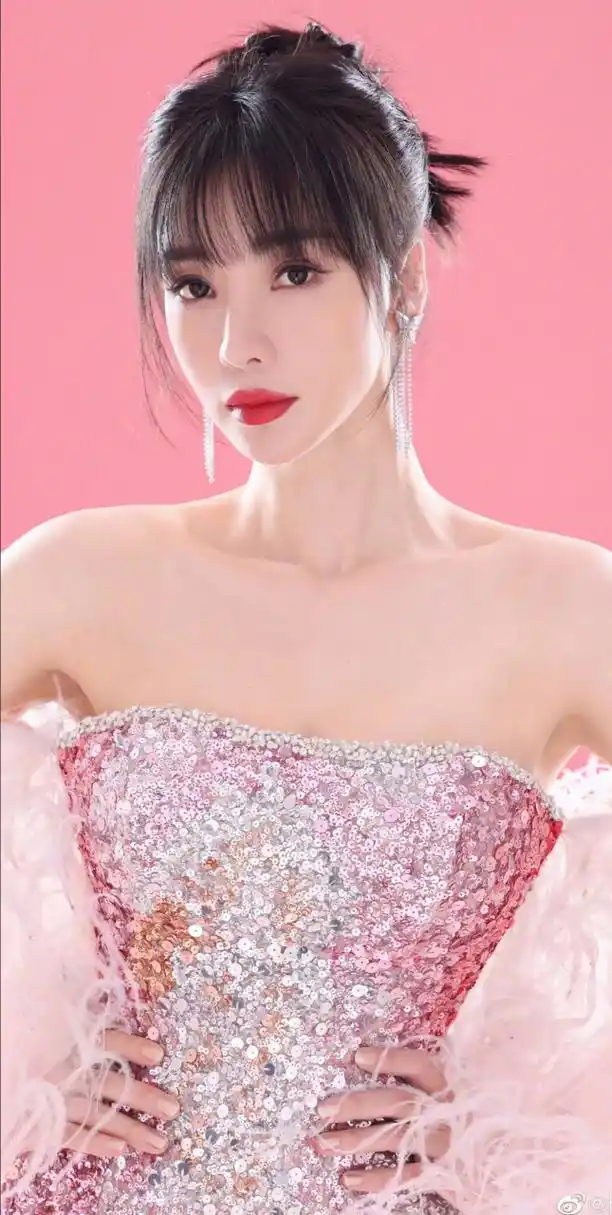 柳岩粉红亮片抹胸裙造型 #心随星动