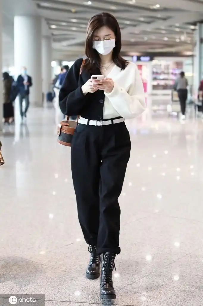 江疏影黑白色针织开衫 西裤,时尚简约