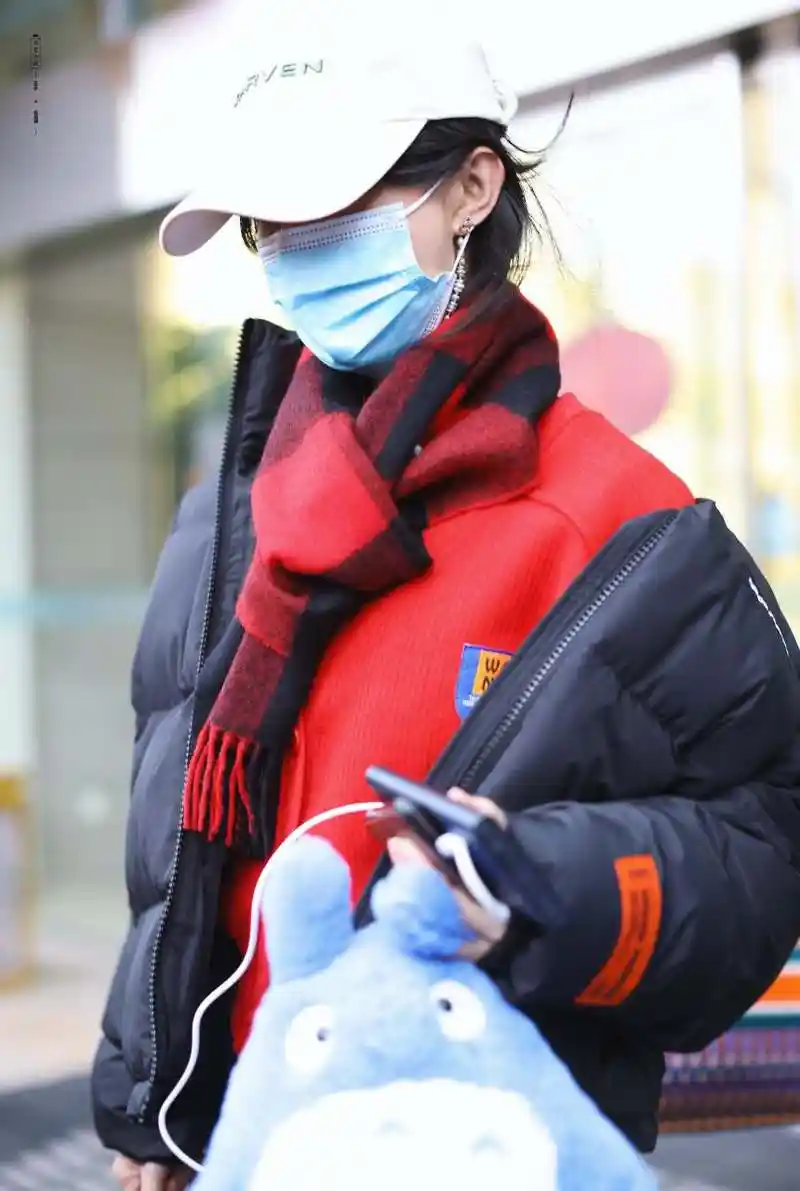 赵丽颖|  2022年1月22日    昨天赵丽颖机场的#私服#穿搭:    身穿