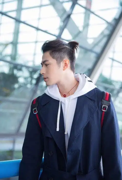 瘦长脸男生短发,帅拽时尚的男生短发,修剪出的层次头发愈加迷人,靠上