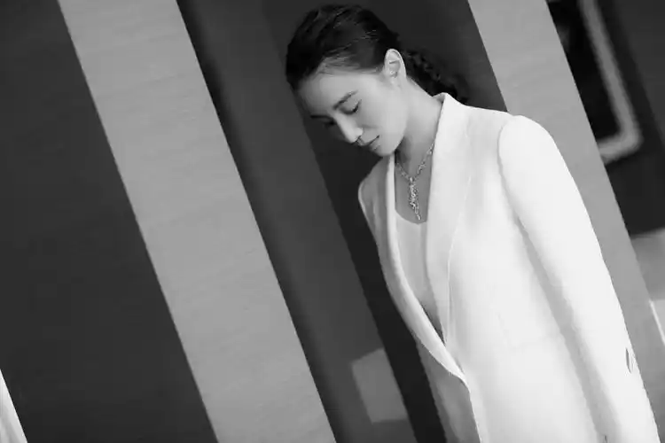 宋佳白色西装时尚干练写真图片