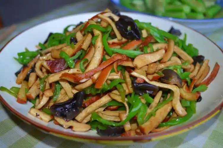家常素小炒(青椒木耳香乾)