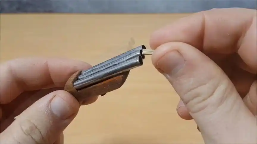 世界上最小的玩具枪,微型三发,比大指拇还小,手工制作