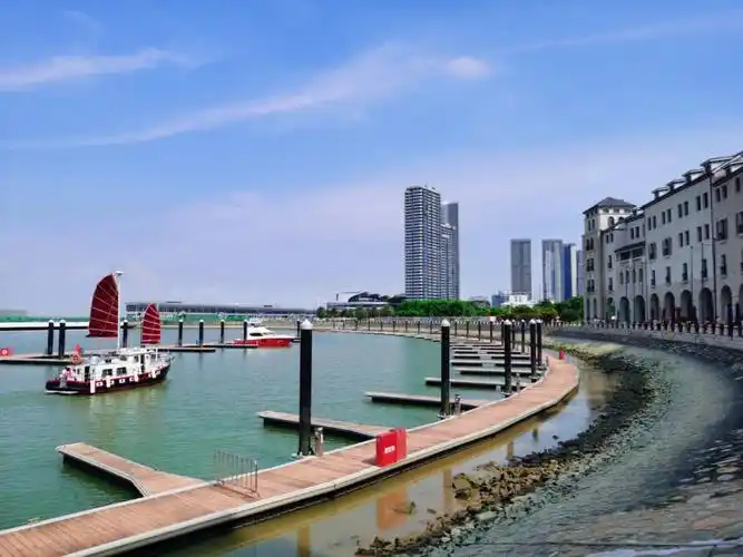 南沙游艇会会所的建筑风格为复古城堡,是著名演员周星驰《美人鱼》电