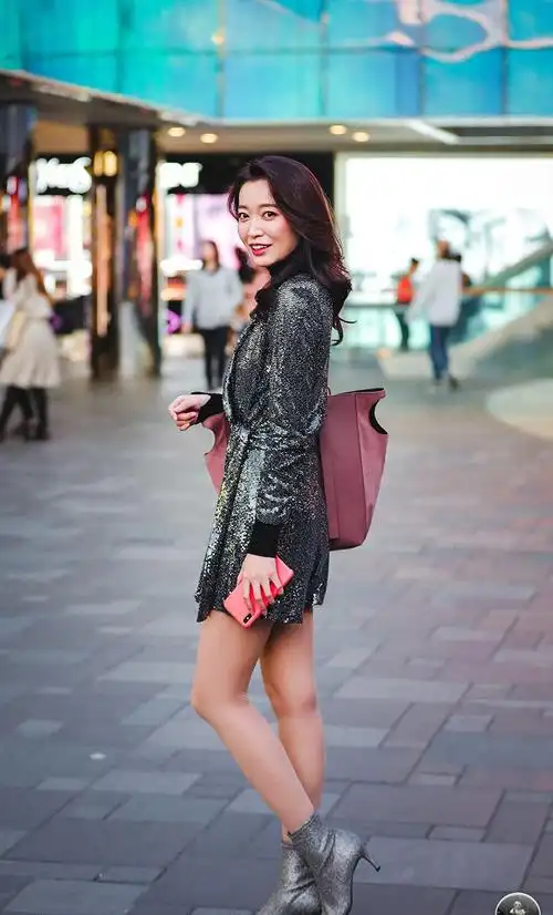 街拍:普通人的平凡穿搭,散发着独有的光芒,这样才叫会穿衣的人