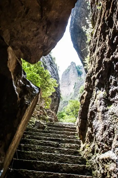 灵峰山景区的精髓在于这里的山路蜿蜒曲折,你永远不知道下一个转角能