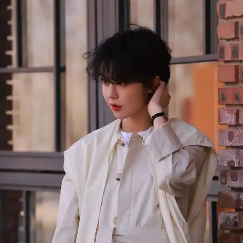 喜欢郁可唯14年,怎么都会看不够,大概是因为无论多久她永远保持着