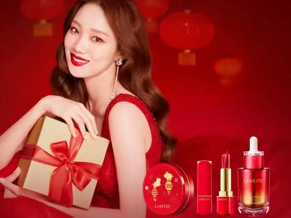 兰芝推出超可爱「小金猪」限定包装▲代言人李圣经一身时髦红色,演绎