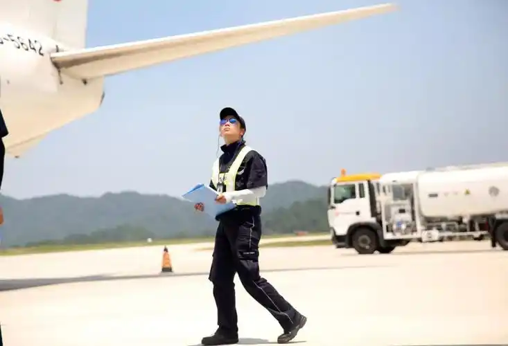 十堰武当山机场地勤机务维护不能让飞机带着半点问题上天
