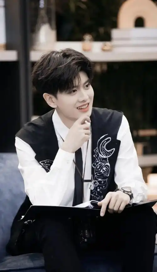 任嘉伦头像壁纸:国超阳光帅气头像壁纸合集