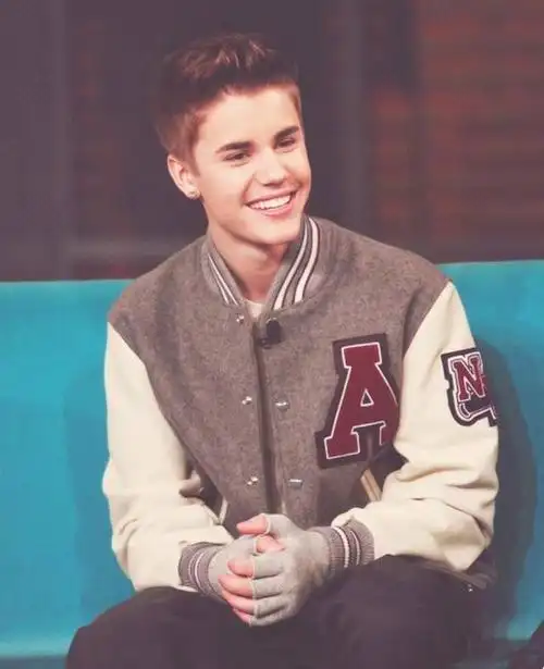 比伯终于剪头发,寸头瞬间回到18岁,开心玩自拍重回颜值巅峰