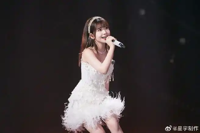 赖美云贝壳羽毛裙#当赖美云穿着这身珍珠装饰的华美礼服出现在镜头前