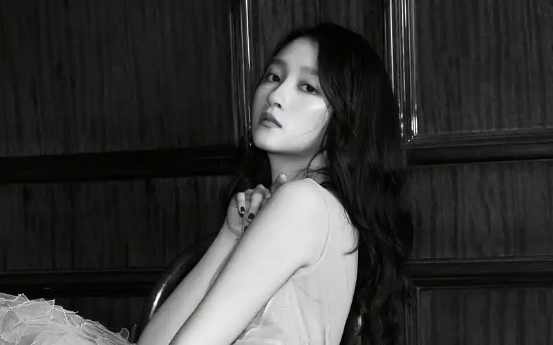 关晓彤流光尾眼线桌面壁纸