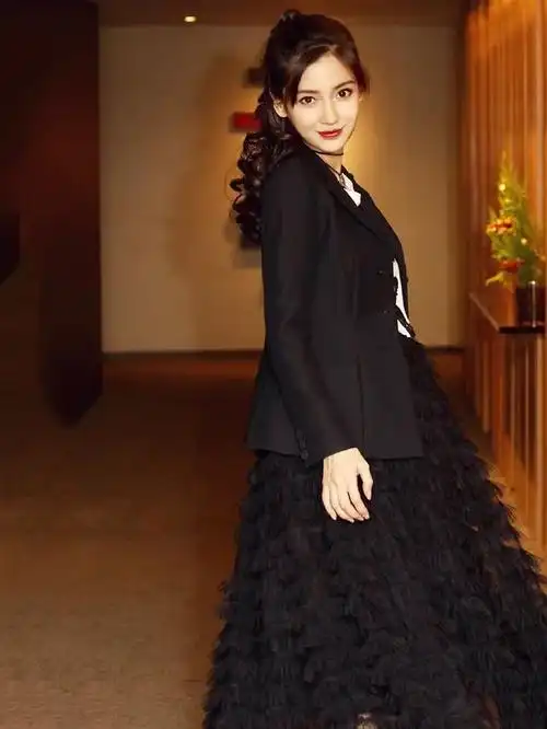 杨颖黑色西装造型惊艳!波浪卷配浓颜妆容,尽显摩登时尚范