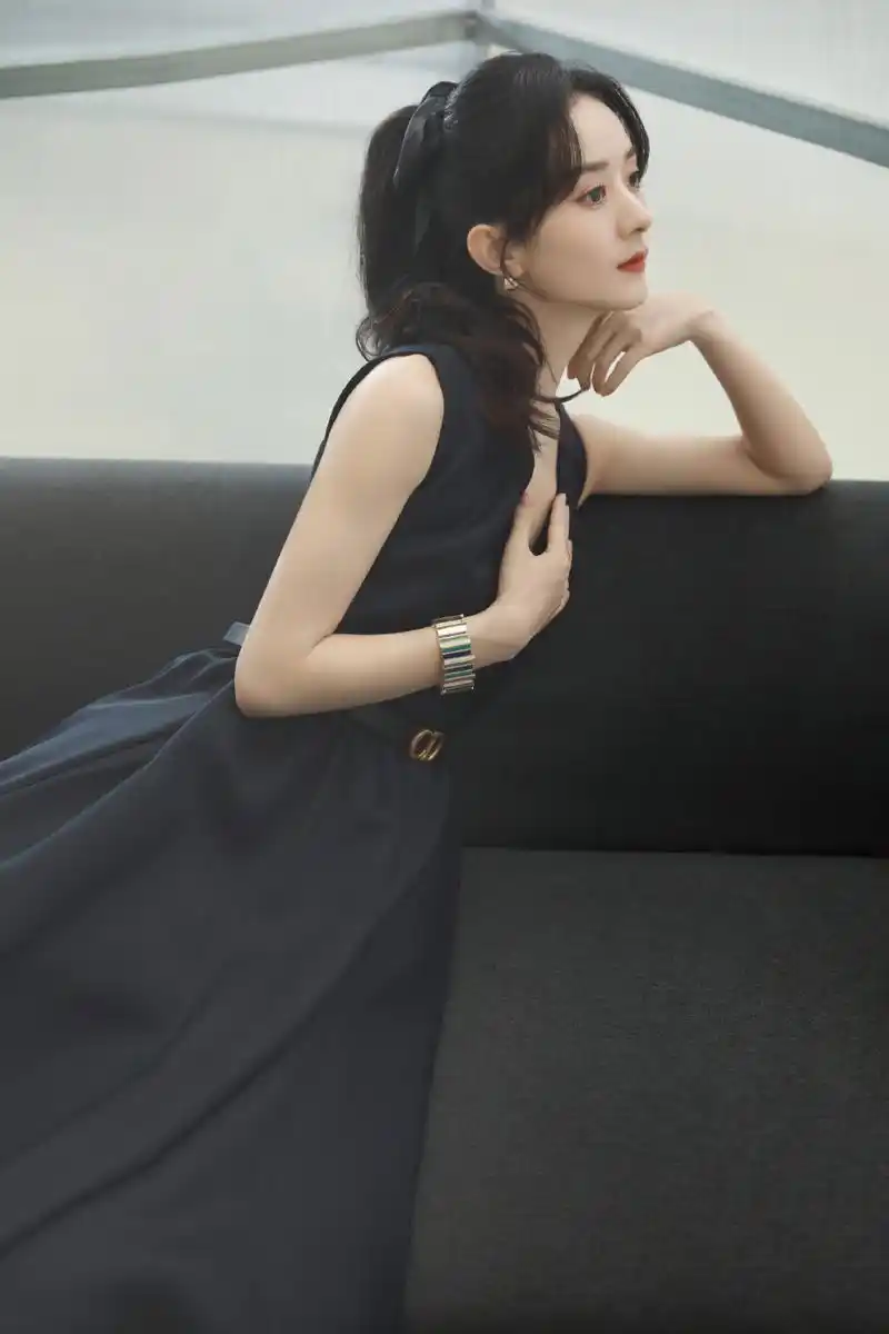 消息赵丽颖迪奥活动造型大片提前释出高马尾搭配v领长裙优雅又俏皮