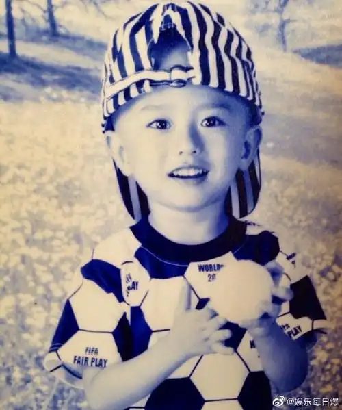 蔡徐坤新专辑封面是童年照