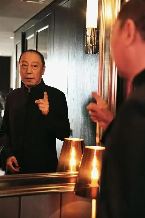 相较于作品中富有鲜明性格的角色,生活中的倪大红喜欢安静.