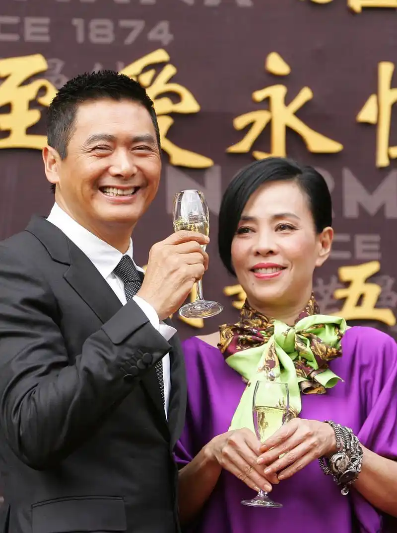 知道陈荟莲的家世后,终于理解为什么周润发愿意独宠她36年了,很多人只