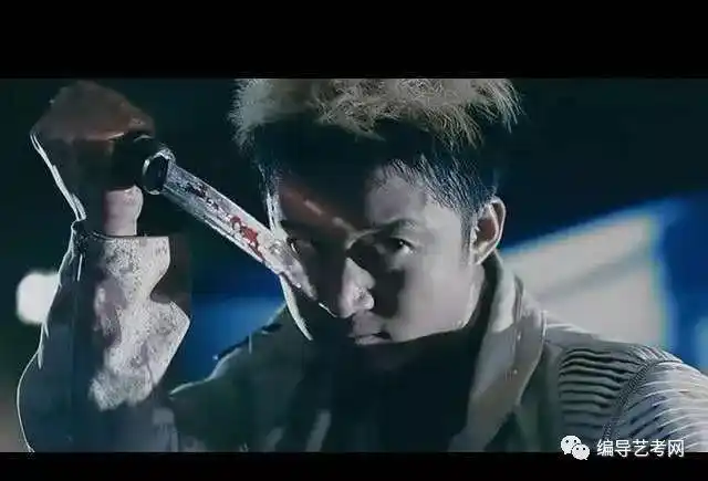 《杀破狼》中两面斜侧光打在杀手阿杰脸上,短刀反光也照在他的脸上