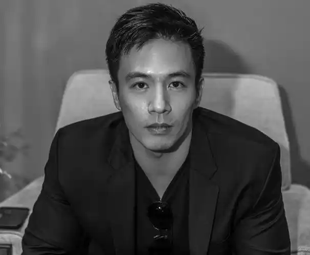 安志杰1977年出生于美国,是香港动作演员,歌手及模特.