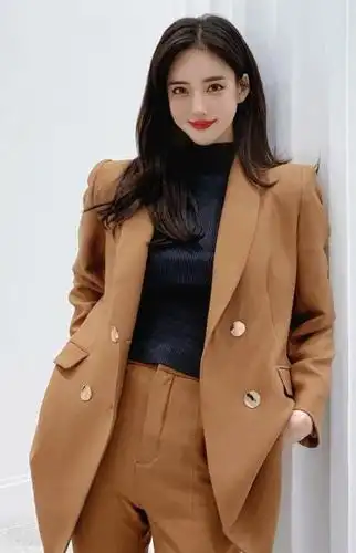 潘南奎穿淡紫色的短裙,紧身裙子勾勒出她的好身材,满满的时尚感