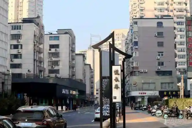 一诚带我市区里考察