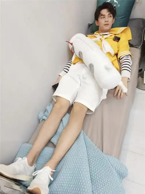 《我是大侦探》吴磊水手服帅气养眼 大长腿暴击大张伟