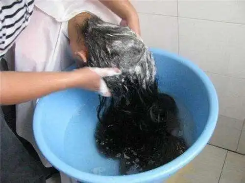 刚打湿就揉搓出泡泡难怪头发总是变油有头屑教你正确洗头方法
